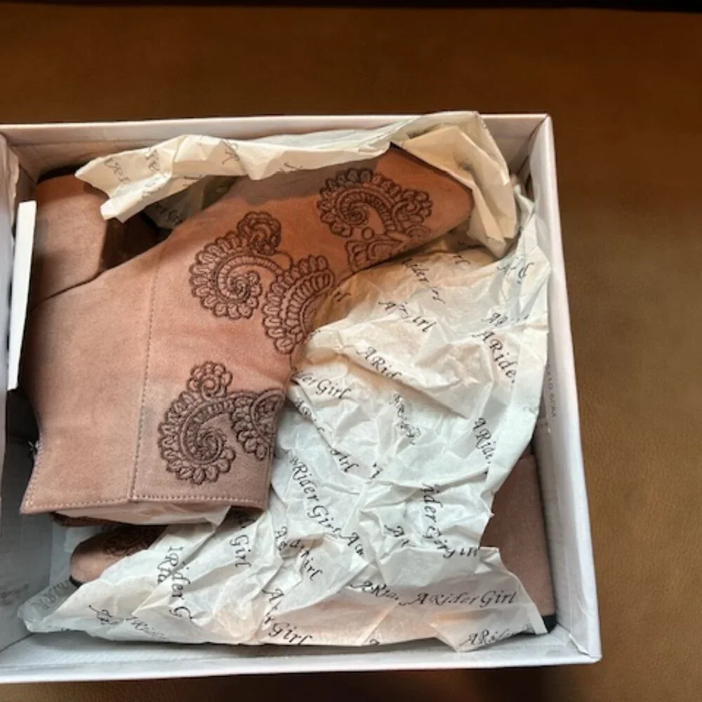 A RIDER GIRL DUSTY PINK SUEDE ANKLE BOOTS WITH EMBROIDERED FRONT DESIGN.  SZ 7 - Picture 6 of 8